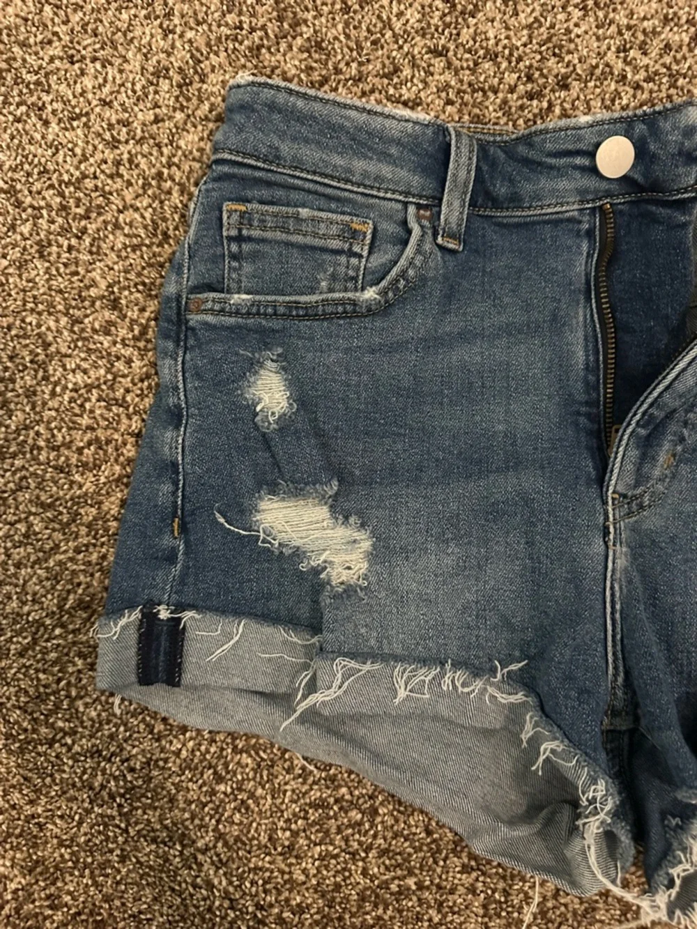 H&M high waisted stretchy jean shorts dark wash - Picture 2 of 7